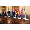 Imagen de actividad:  Firma del presidente de la Diputación de un Acuerdo Marco con aseguradoras