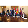 Imagen de actividad: Firma del presidente de la Diputación de un Acuerdo Marco con aseguradoras